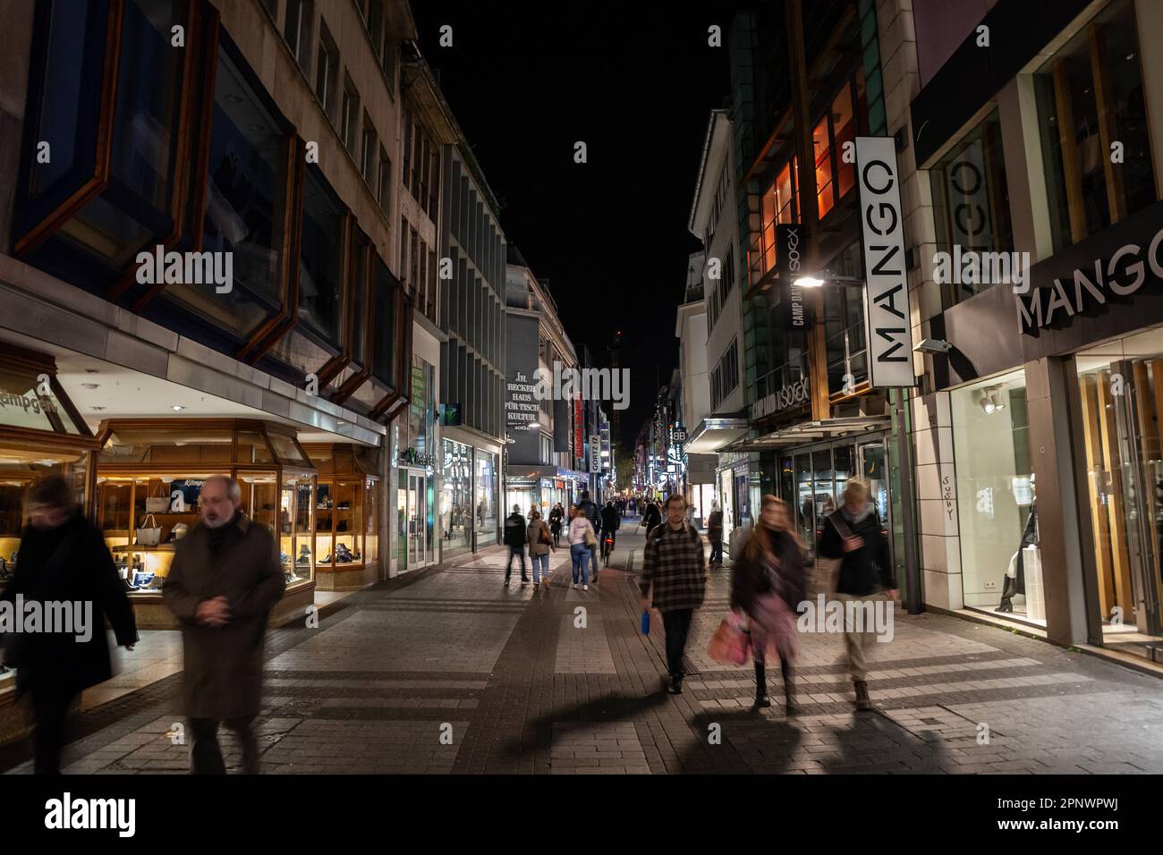 Foto di Hohe Strasse con negozi e negozi il sabato sera a Colonia, Germania. Hohe Straße è una strada commerciale nel centro storico di Colonia, GE Foto Stock