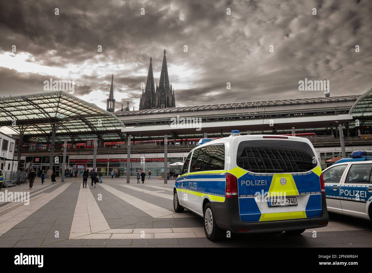 Immagine delle auto della polizia federale tedesca di fronte alla stazione ferroviaria di Colonia, Germania. La polizia federale è la legge federale principale e nazionale Foto Stock