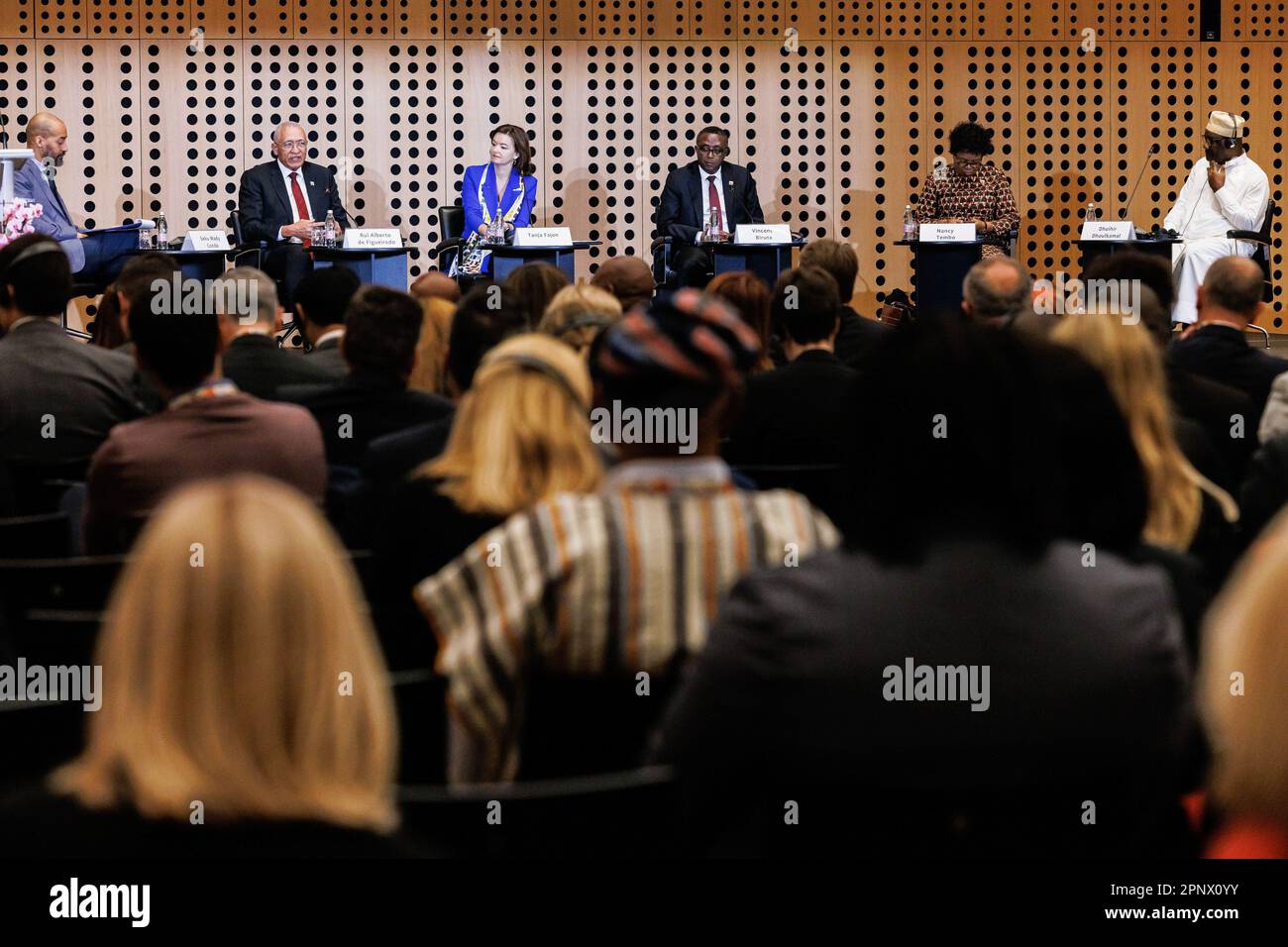 Brdo PRI Kranju, Slovenia. 20th Apr, 2023. (L-R) il moderatore Seku Mady Condé, il ministro degli Esteri del Capo Verde Rui Alberto de Figueiredo, il ministro degli Esteri sloveno Tanja Fajon, il ministro degli Esteri ruandese Vincent Biruta, il ministro degli Esteri malawiano Nancy Tembo e il ministro degli Esteri della Comora Dhoihir Dhoulkamal partecipano ad un gruppo di leader alla Conferenza Internazionale per la Giornata dell'Africa. La 12th Conferenza Internazionale Africa Day intitolata sicurezza climatica - sfide globali, azioni locali termina venerdì 21 aprile. (Foto di Luka Dakskobler/SOPA Images/Sipa USA) Credit: Sipa USA/Alamy Live News Foto Stock