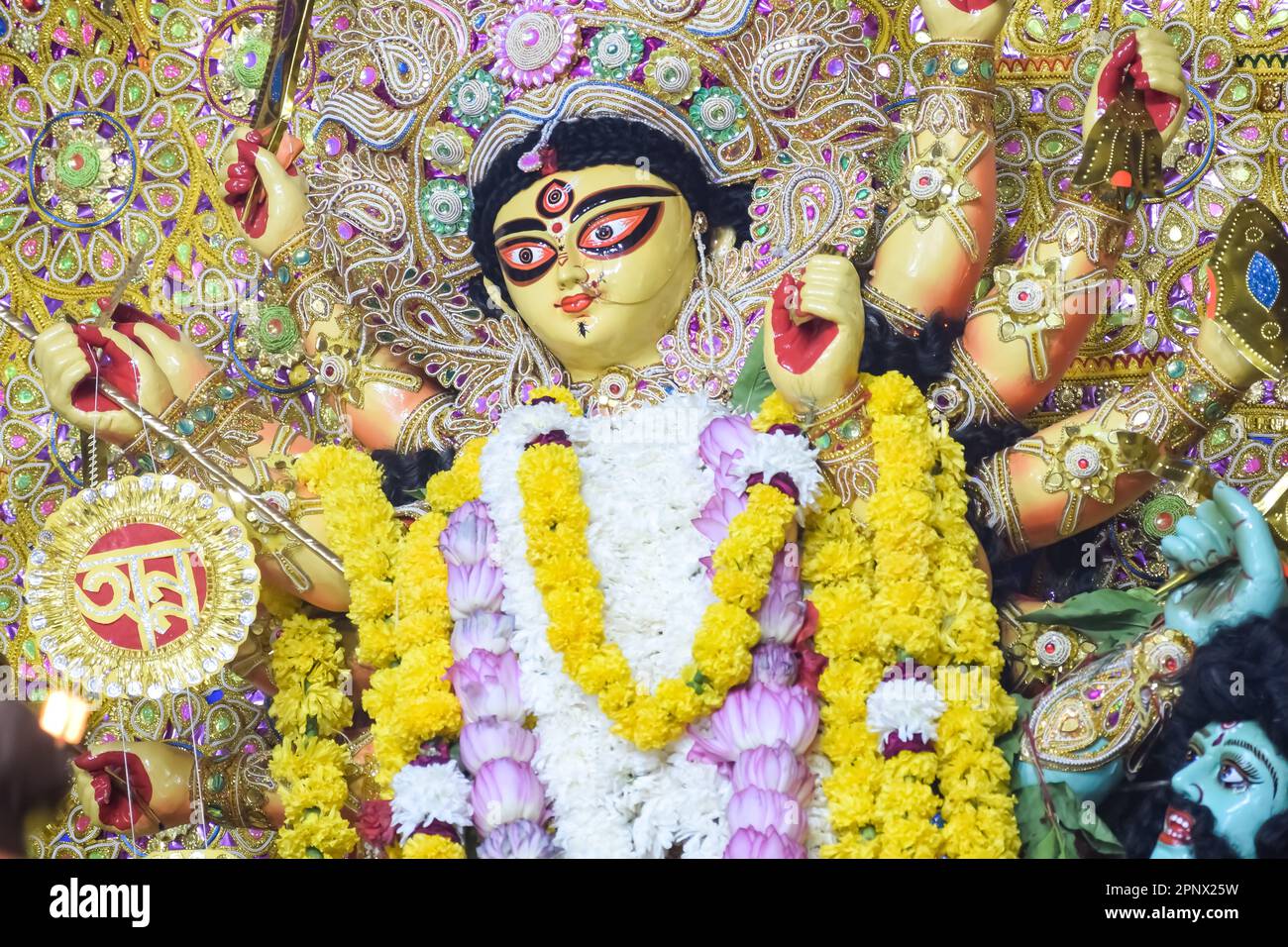La dea Durga con un aspetto tradizionale in vista ravvicinata a un sud Kolkata Durga Puja, Durga Puja Idol, Un più grande festival indù Navratri in India Foto Stock