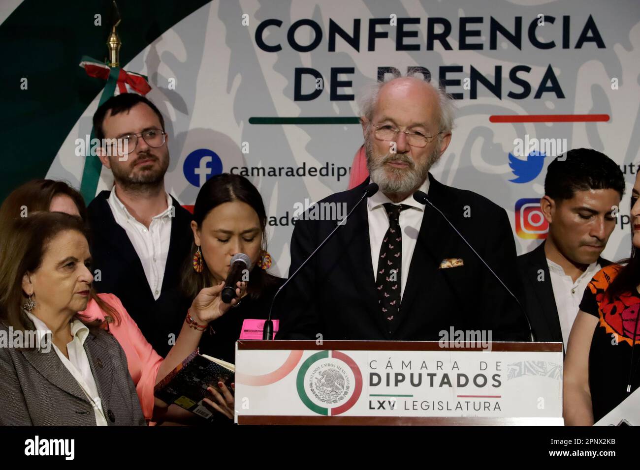 Non esclusiva: 20 aprile 2023, Città del Messico, Messico: John e Gabriel Shipton, padre e fratello di Julian Assange rispettivamente, accompagnati da Morena Foto Stock