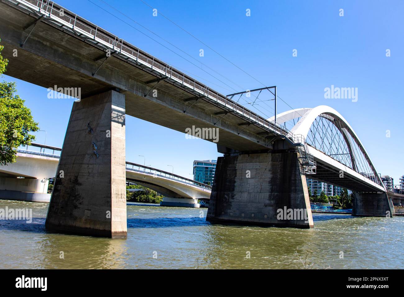 Il Merivale Bridge è un ponte ferroviario a doppio binario sul fiume Brisbane aperto nel novembre 1978. Foto Stock