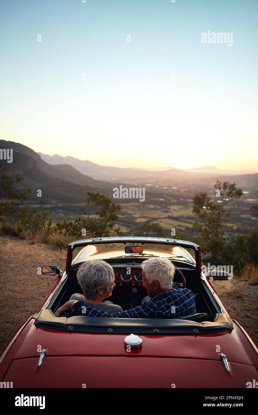 Così tanti posti sono rimasti inesplorati. una coppia anziana che si gode un viaggio su strada. Foto Stock