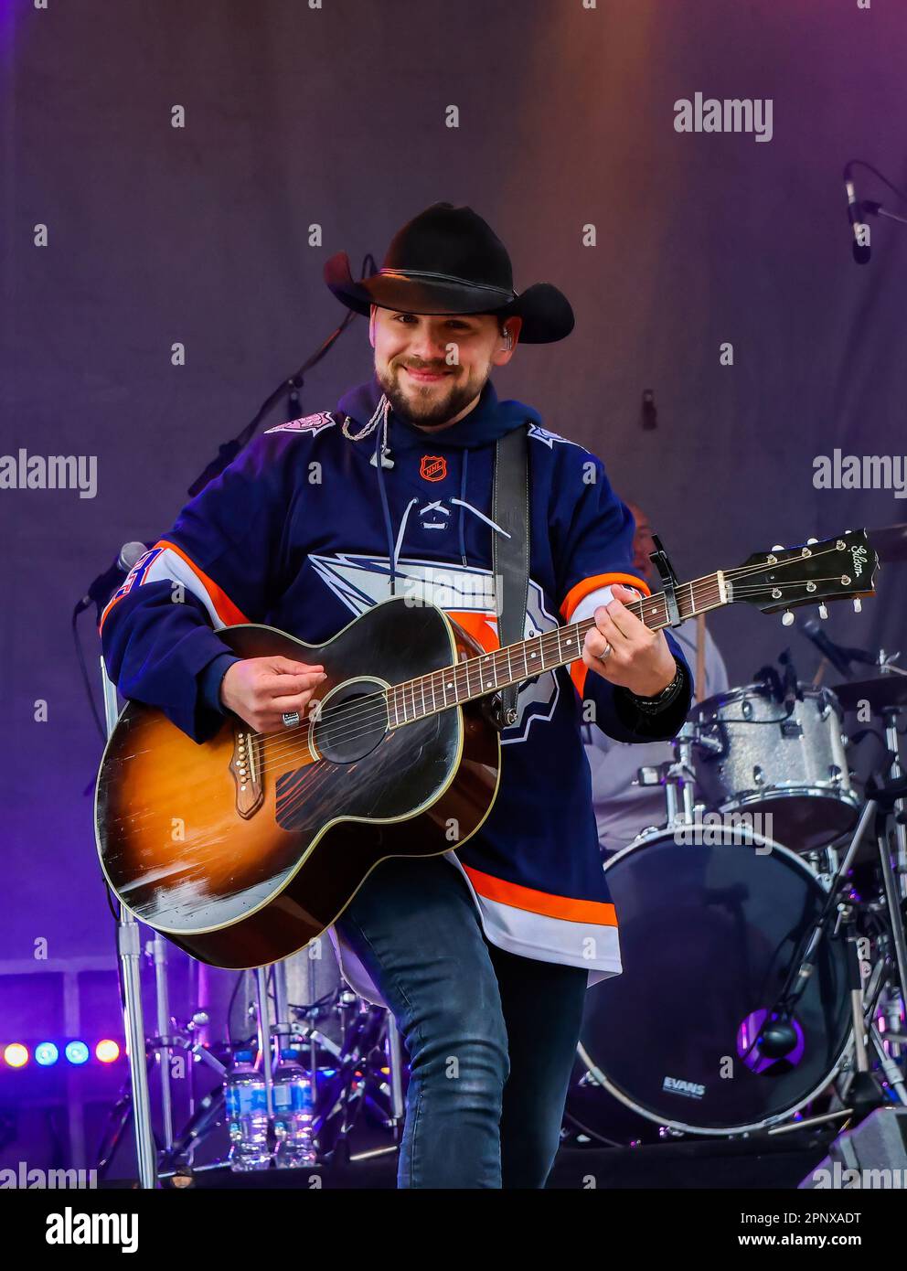 Edmonton, Canada. 19th Apr, 2023. 3x° premio Juno e 22x° vincitore del premio Canadian Country Music, Brett Kissel si esibisce al Edmonton Oilers Tailgate Party prima del gioco degli Stanley Cup Playoff del 2nd tra gli Edmonton Oilers e i Los Angeles Kings. Credit: SOPA Images Limited/Alamy Live News Foto Stock
