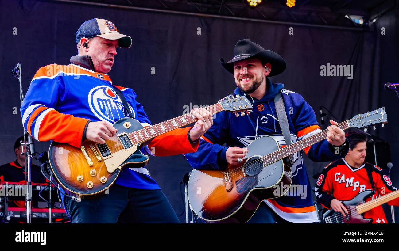 Edmonton, Canada. 19th Apr, 2023. 3x° premio Juno e 22x° vincitore del premio Canadian Country Music, Brett Kissel si esibisce al Edmonton Oilers Tailgate Party prima del gioco degli Stanley Cup Playoff del 2nd tra gli Edmonton Oilers e i Los Angeles Kings. Credit: SOPA Images Limited/Alamy Live News Foto Stock