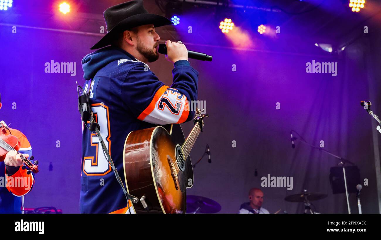 Edmonton, Canada. 19th Apr, 2023. 3x° premio Juno e 22x° vincitore del premio Canadian Country Music, Brett Kissel si esibisce al Edmonton Oilers Tailgate Party prima del gioco degli Stanley Cup Playoff del 2nd tra gli Edmonton Oilers e i Los Angeles Kings. Credit: SOPA Images Limited/Alamy Live News Foto Stock