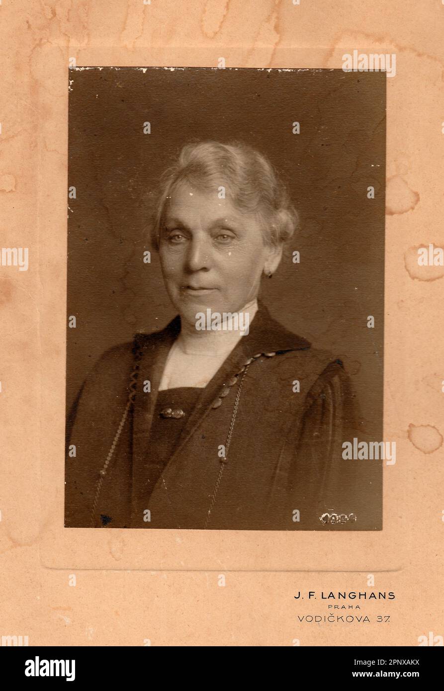 Vintage cabinet card mostra donna anziana. Foto Stock