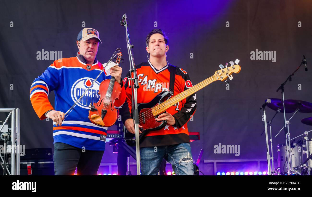 Edmonton, Canada. 19th Apr, 2023. 3x° premio Juno e 22x° vincitore del premio Canadian Country Music, Brett Kissel si esibisce al Edmonton Oilers Tailgate Party prima del gioco degli Stanley Cup Playoff del 2nd tra gli Edmonton Oilers e i Los Angeles Kings. (Foto di Ron Palmer/SOPA Images/Sipa USA) Credit: Sipa USA/Alamy Live News Foto Stock