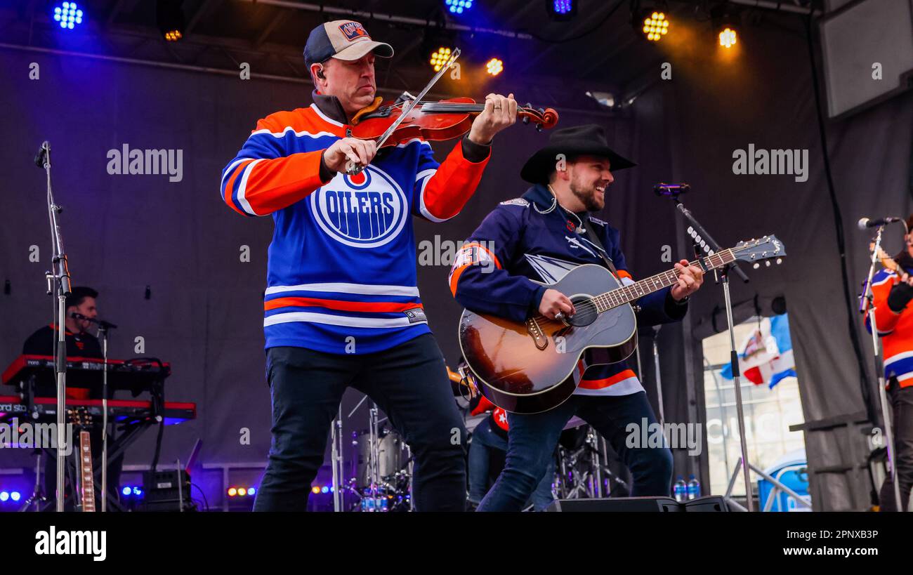 Edmonton, Canada. 19th Apr, 2023. 3x° premio Juno e 22x° vincitore del premio Canadian Country Music, Brett Kissel si esibisce al Edmonton Oilers Tailgate Party prima del gioco degli Stanley Cup Playoff del 2nd tra gli Edmonton Oilers e i Los Angeles Kings. (Foto di Ron Palmer/SOPA Images/Sipa USA) Credit: Sipa USA/Alamy Live News Foto Stock