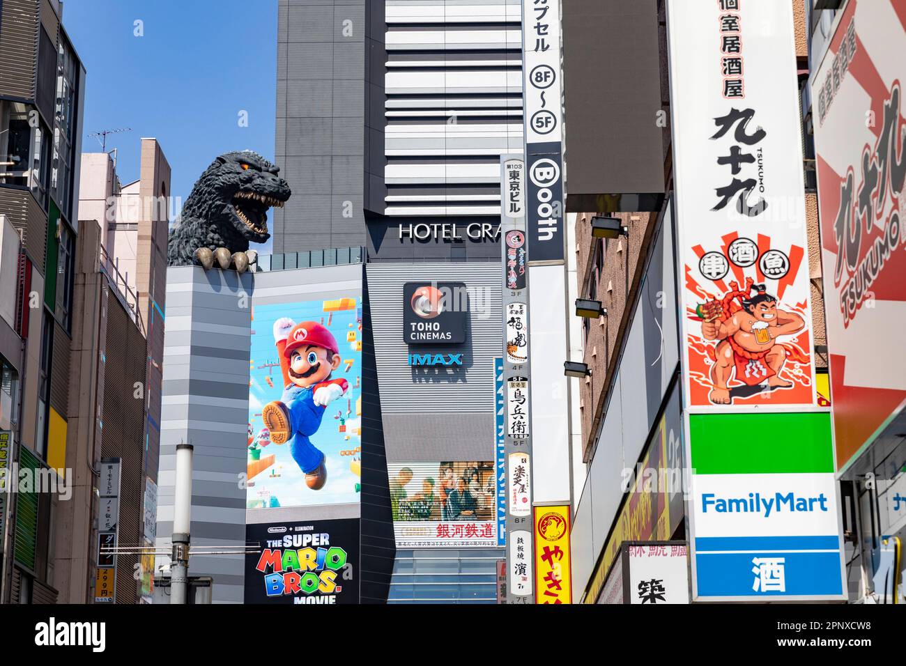 Hotel Gracery Tokyo Aprile 2023, anche cinema, negozio di articoli per la famiglia e Godzilla, Shinjuku, Tokyo, Giappone Foto Stock