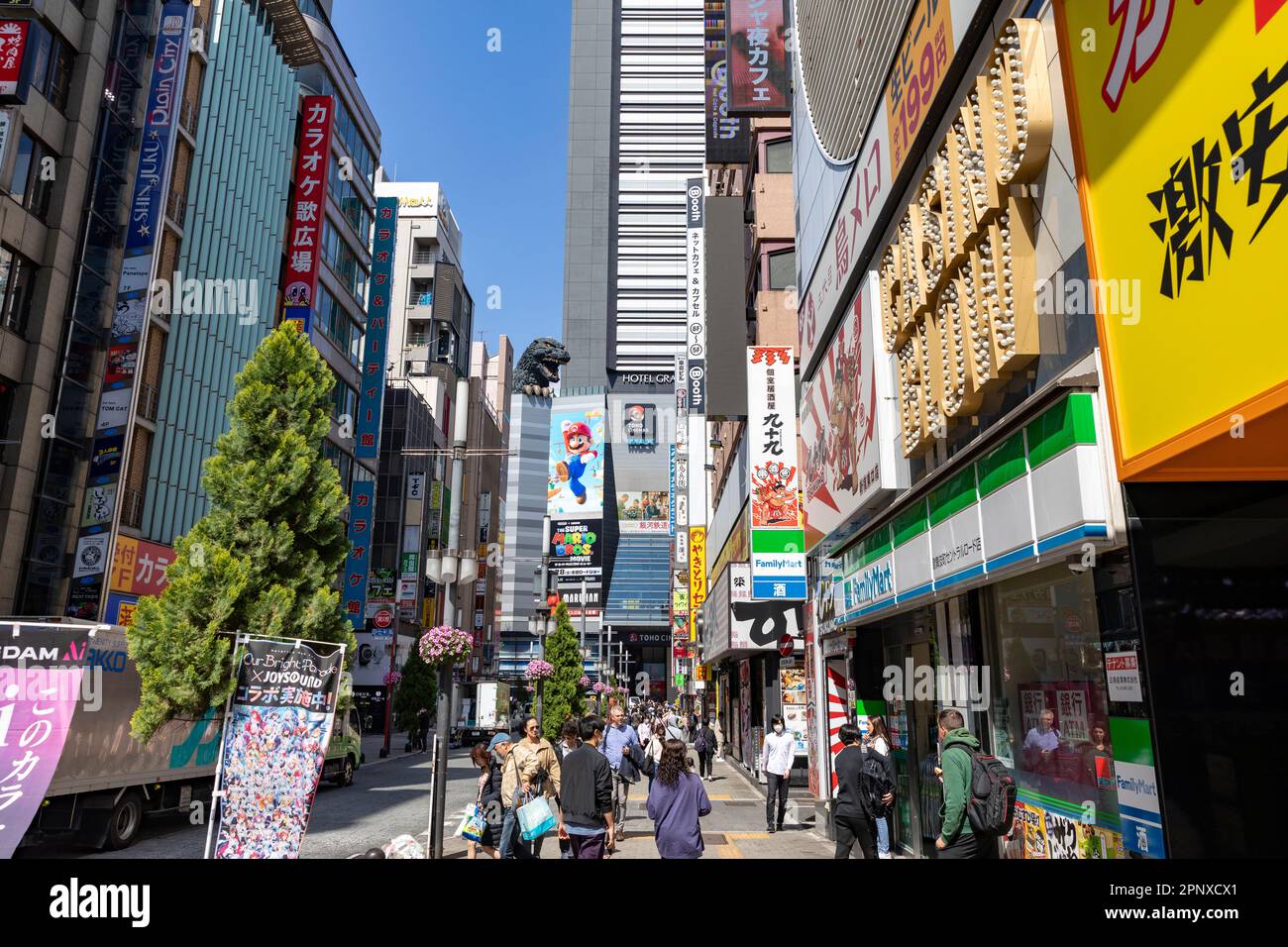 Godzilla Street Tokyo, aprile 2023, Hotel Gracery e negozi e negozi nella città di Shinjuku, Tokyo, Giappone, Asia Foto Stock