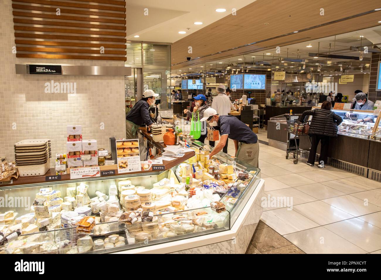 Aprile 2023, sala di cibo giapponese in un grande magazzino a Tokyo che vende frutta fresca, frutti di mare, pesce e carne e alimentari, Giappone, Asia Foto Stock