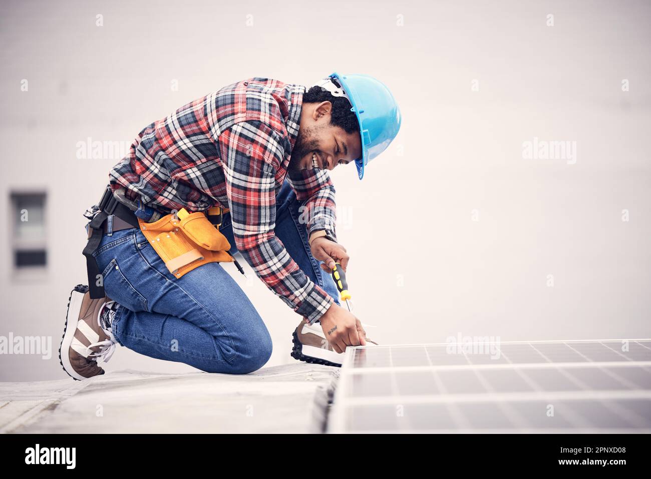 Installazione di pannelli solari, ingegnere e uomo nero sul tetto, mockup di energia sostenibile o rinnovabile. Tecnico, elettricità fotovoltaica e felice Foto Stock