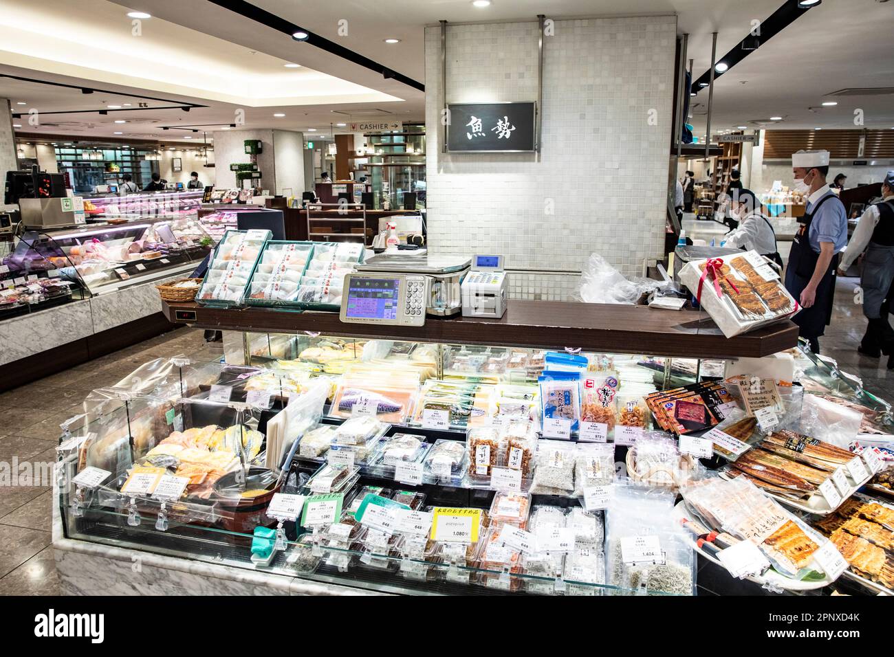 Food Hall Giappone 2023 aprile, alimenti preparati carne e crostacei e generi alimentari in vendita in un grande magazzino alimentare sala Tokyo, Giappone Foto Stock