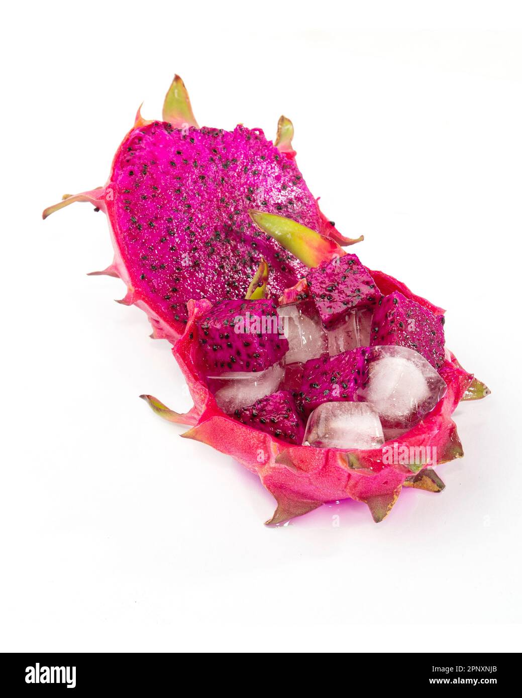 Frutto del drago con cubetti di ghiaccio. Rinfrescante frutta fresca drago in una giornata calda. Foto Stock