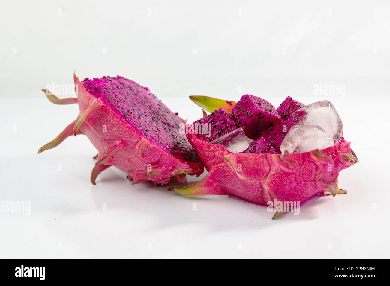 Frutto del drago con cubetti di ghiaccio. Rinfrescante frutta fresca drago in una giornata calda. Foto Stock