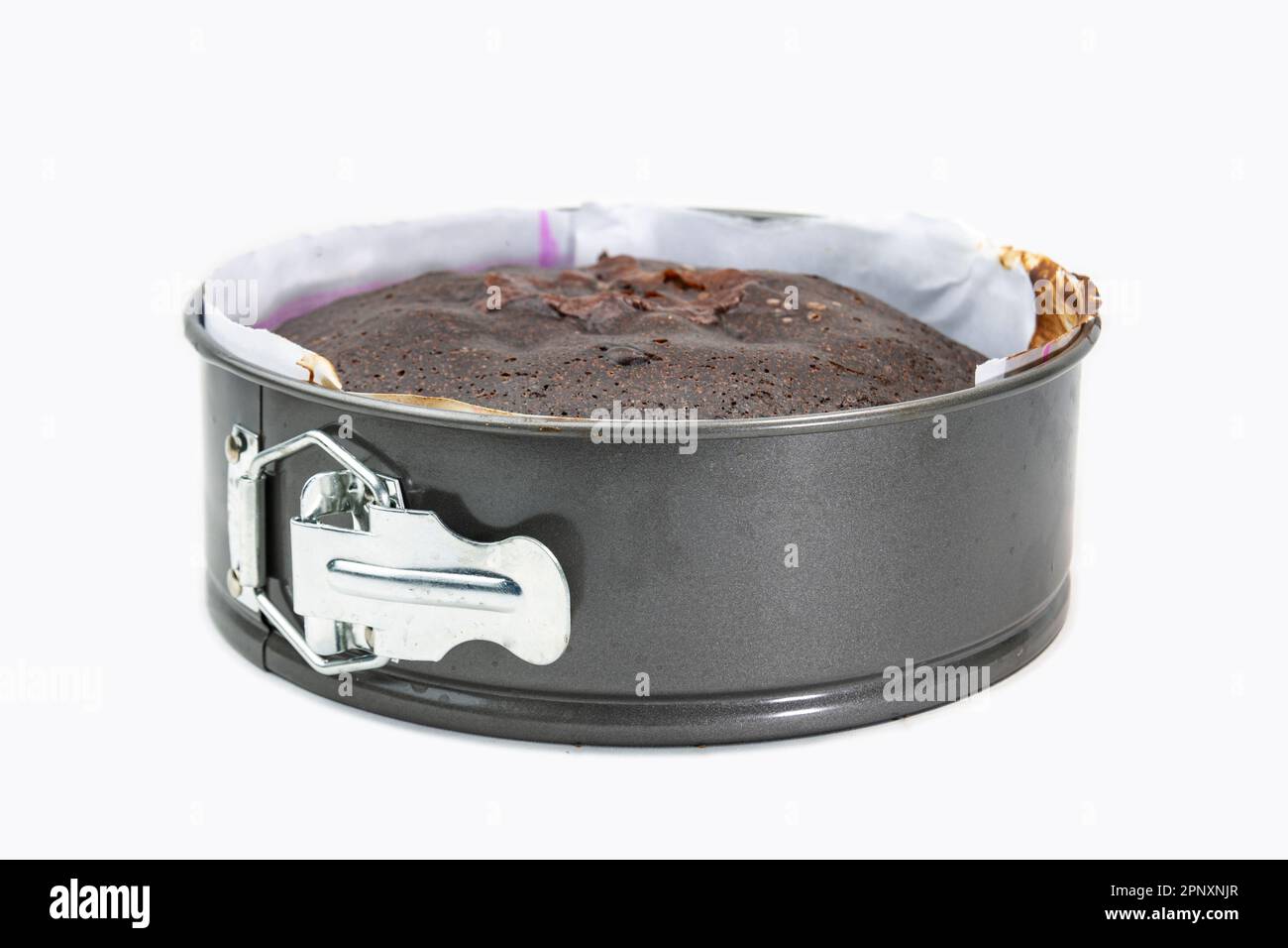 Preparare la torta in una forma rotonda di torta di alluminio isolato su sfondo bianco. Torta fresca fatta in casa in un piatto da forno speciale. Foto Stock