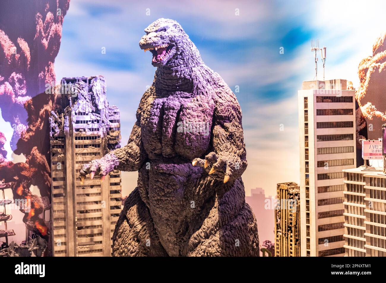 Tokyo Giappone Aprile 2023 Fotografia di Godzilla all'interno del Gracery Hotel a Shinjuku, Giappone, Asia Foto Stock