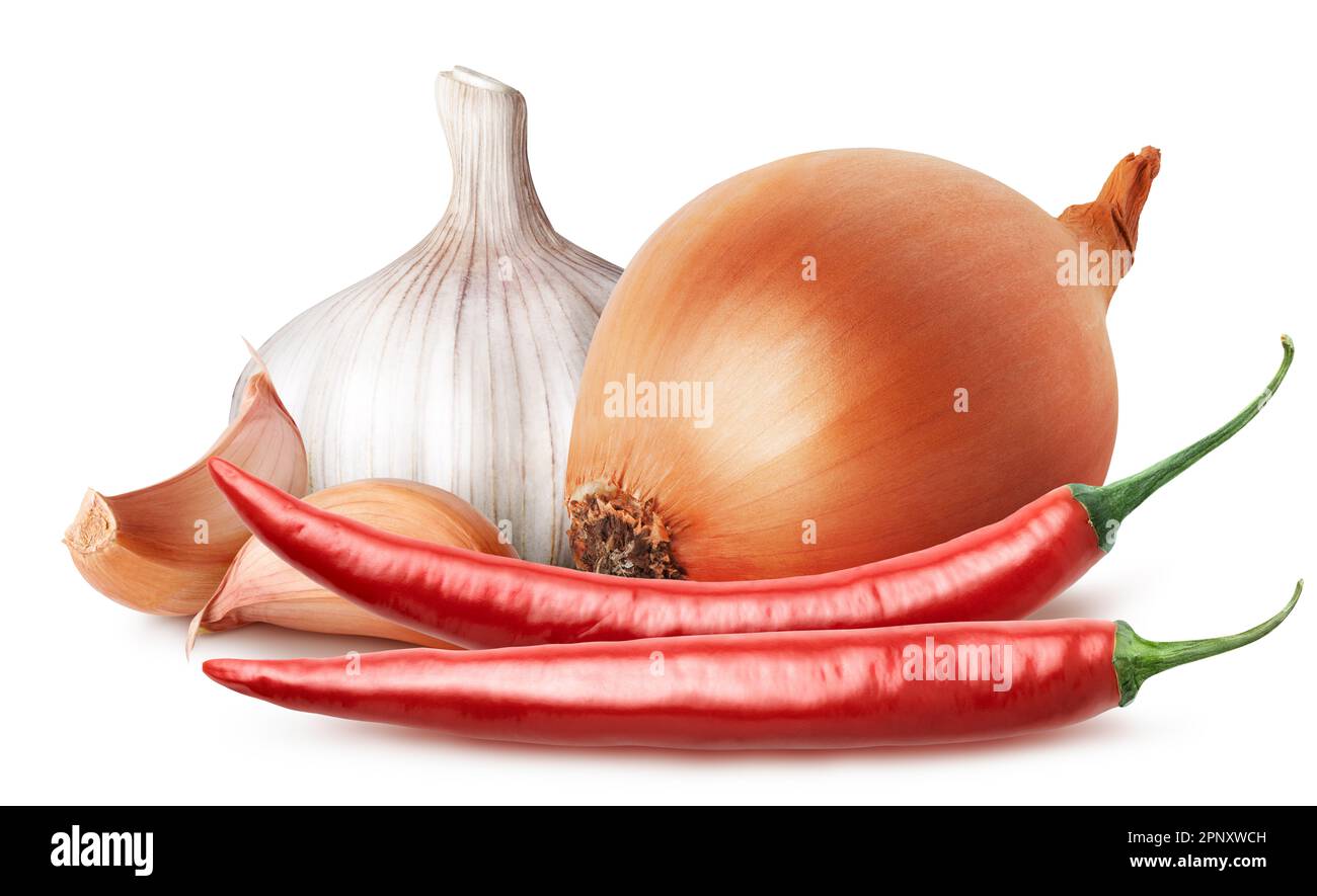 Vegetali isolati. Cipolla singola, aglio intero a spicchi, due peperoncini rossi piccanti isolati su fondo bianco, con percorso di taglio Foto Stock