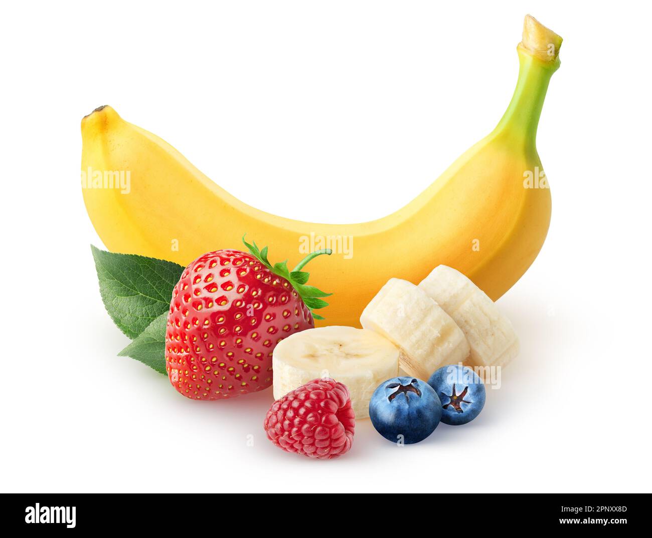 Mazzo di frutta. Frutta per frullato. Banana, fragola, mirtillo, lampone isolato su sfondo bianco con percorso di ritaglio Foto Stock