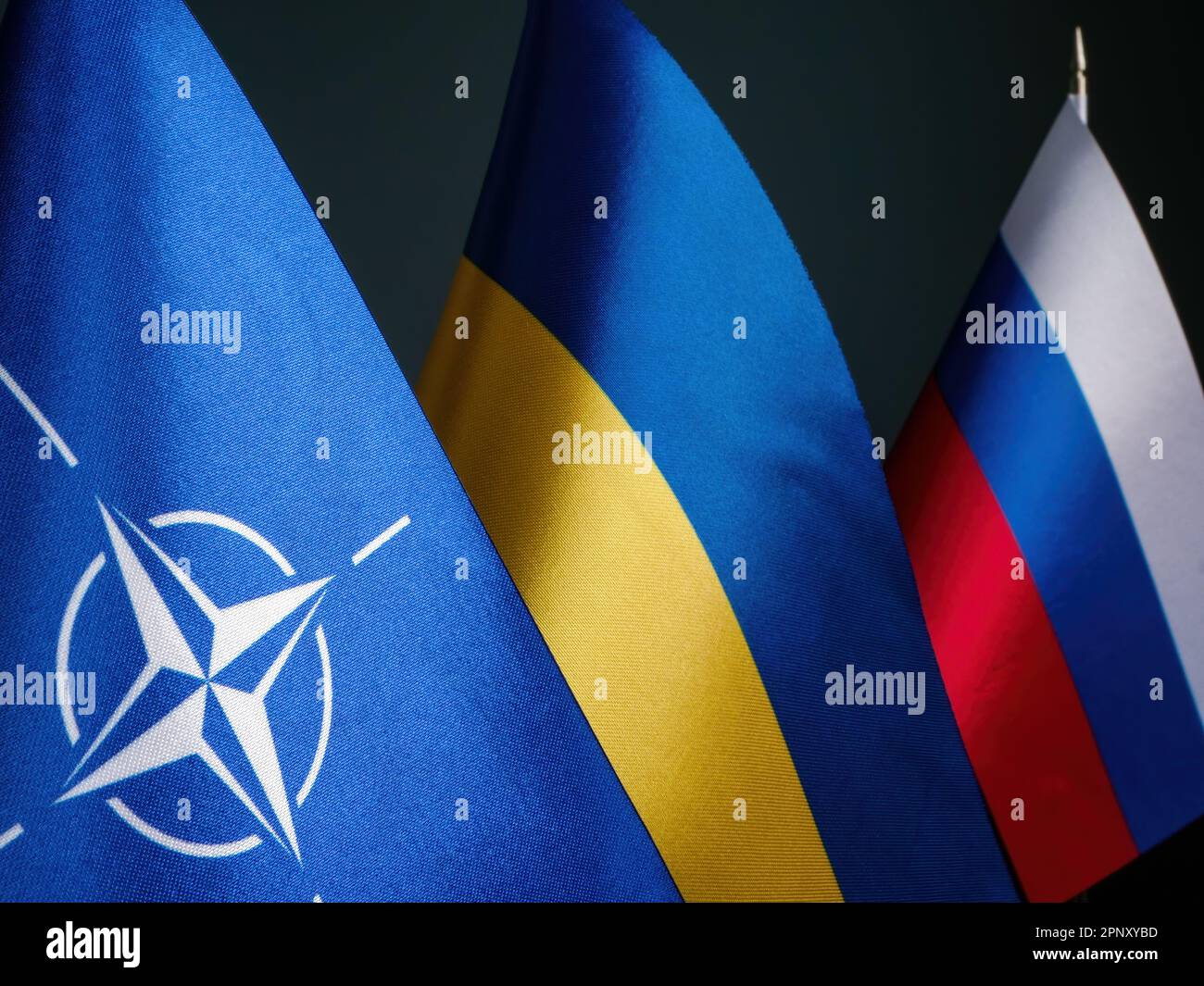 KIEV, UCRAINA - 04 aprile 2023. Bandiere della NATO, dell'Ucraina e della Russia. Foto Stock