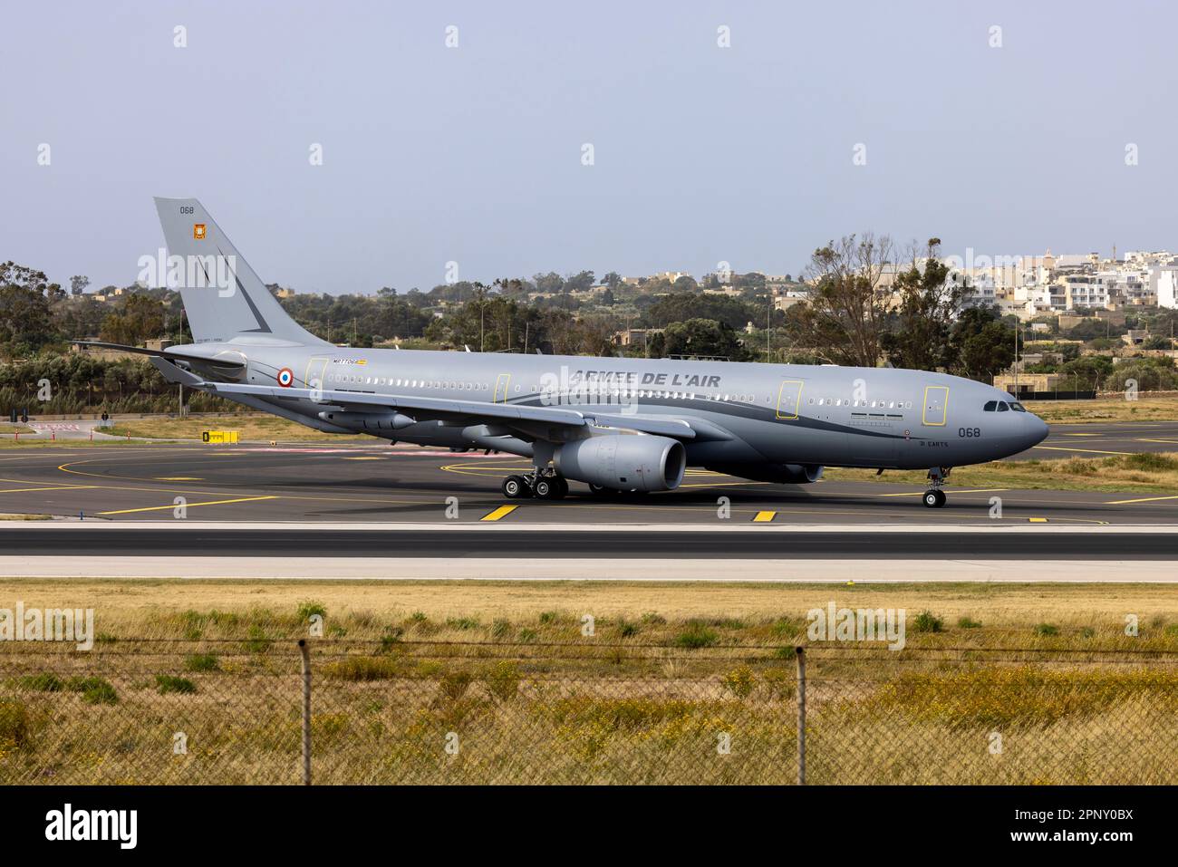 L'Airbus dell'Aeronautica militare Francese A330-243(MRTT) (Reg: MRTT068) parte da Malta dopo essere stato dipinto presso lo stabilimento ACM. Foto Stock
