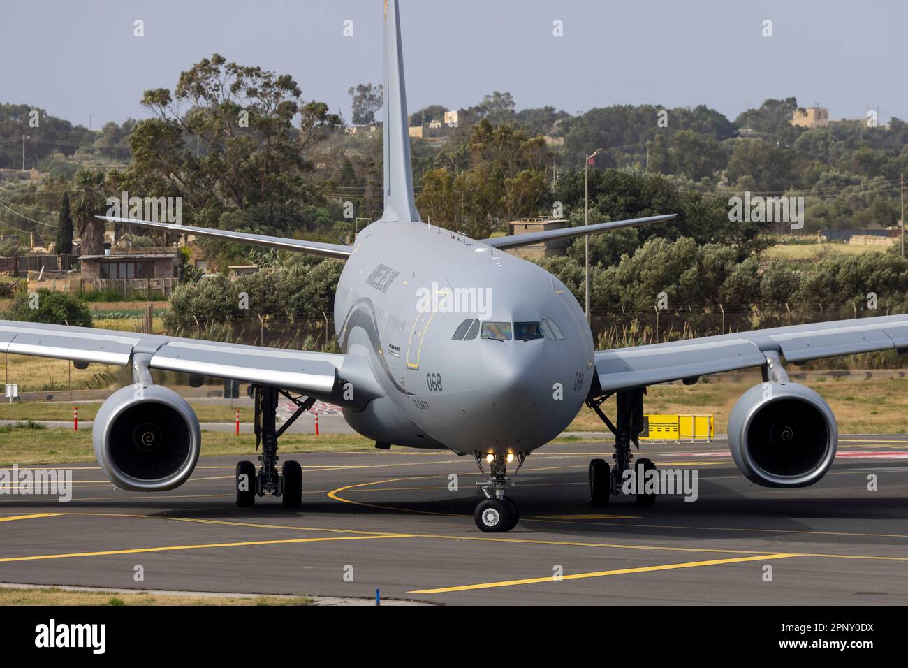 L'Airbus dell'Aeronautica militare Francese A330-243(MRTT) (Reg: MRTT068) parte da Malta dopo essere stato dipinto presso lo stabilimento ACM. Foto Stock