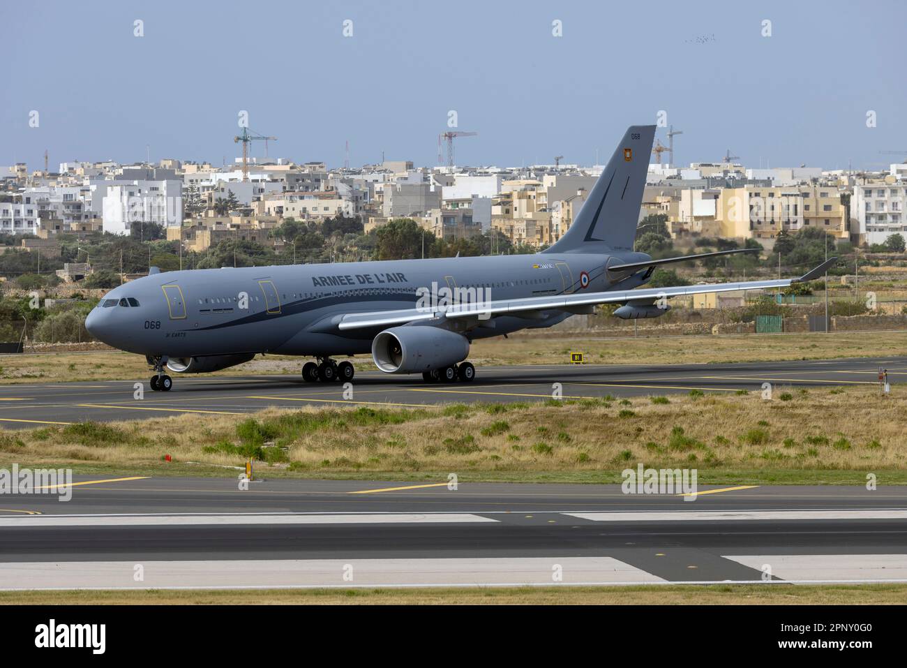 L'Airbus dell'Aeronautica militare Francese A330-243(MRTT) (Reg: MRTT068) parte da Malta dopo essere stato dipinto presso lo stabilimento ACM. Foto Stock