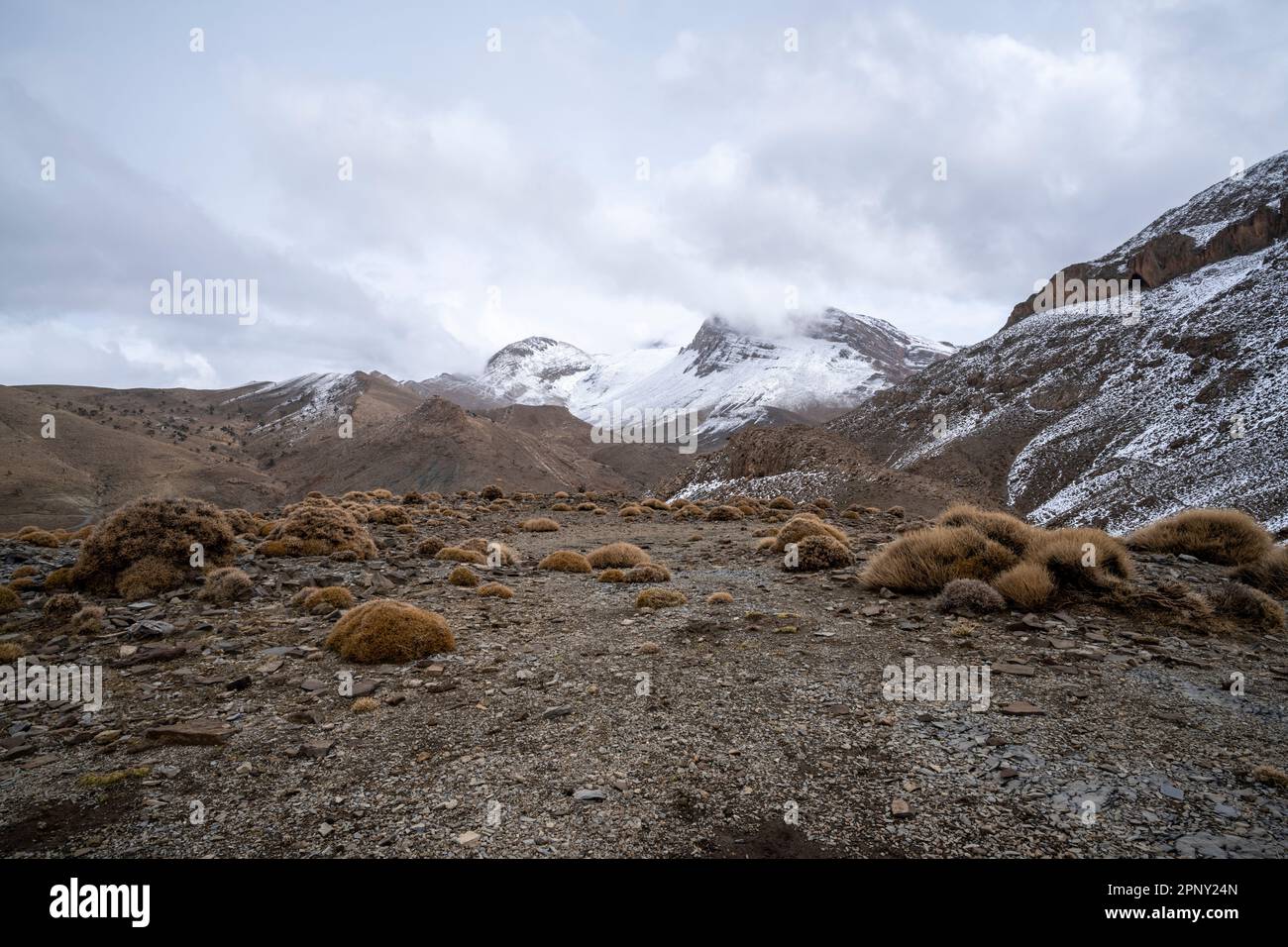 Paesaggio montano invernale delle montagne dell'Atlante del Marocco. Foto Stock