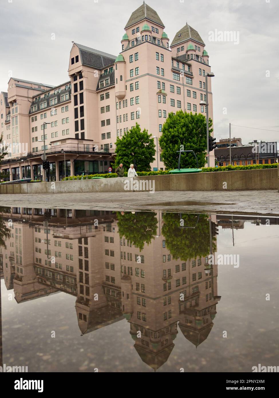 Oslo, Norvegia - Maggio 2022: Havnelageret edificio e la sua riflessione in pozzanghere. L'edificio è stato eretto negli anni 1916-20 secondo il disegno del Foto Stock