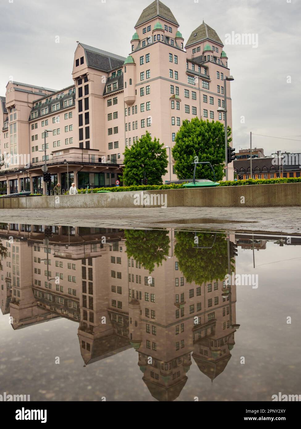 Oslo, Norvegia - Maggio 2022: Havnelageret edificio e la sua riflessione in pozzanghere. L'edificio è stato eretto negli anni 1916-20 secondo il disegno del Foto Stock