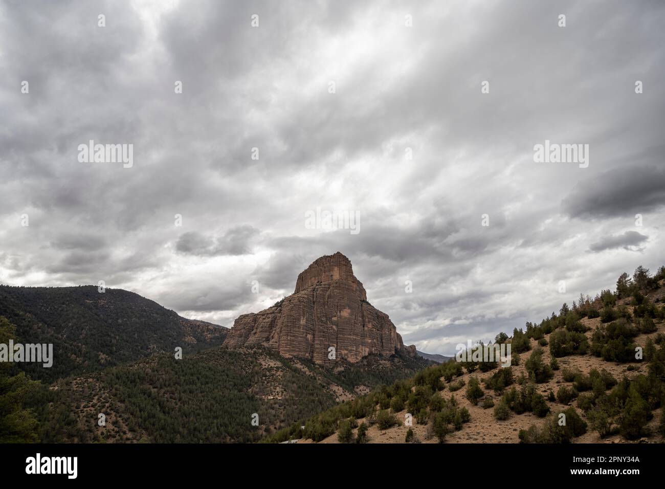 Vista sulla rocca cattedrale di Imsfrane in una giornata nuvolosa. Foto Stock
