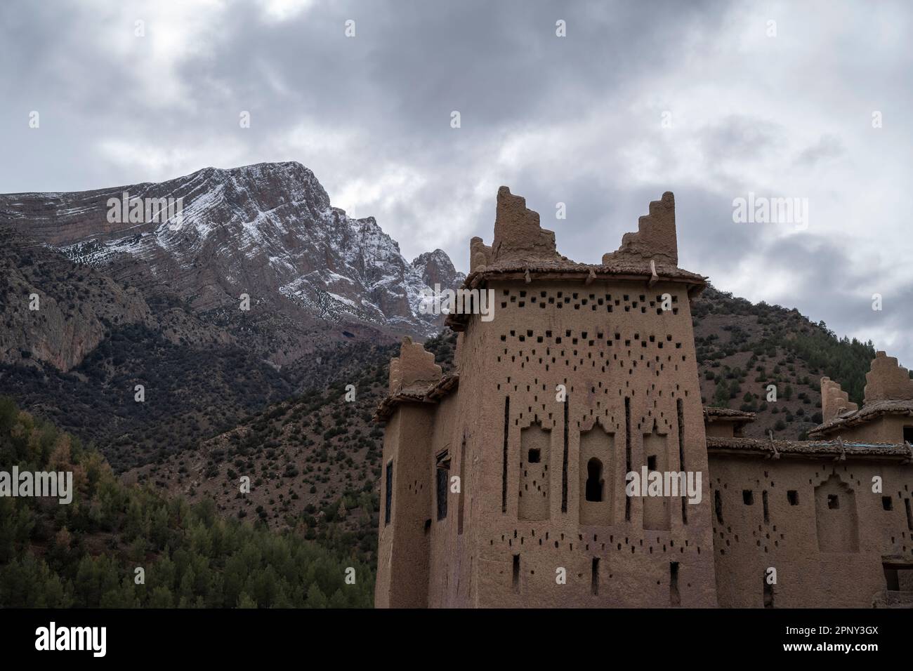 Tipico Ksar, o castello feudale costruito di adobe, nel villaggio di Zaouiat Ahansal. Foto Stock
