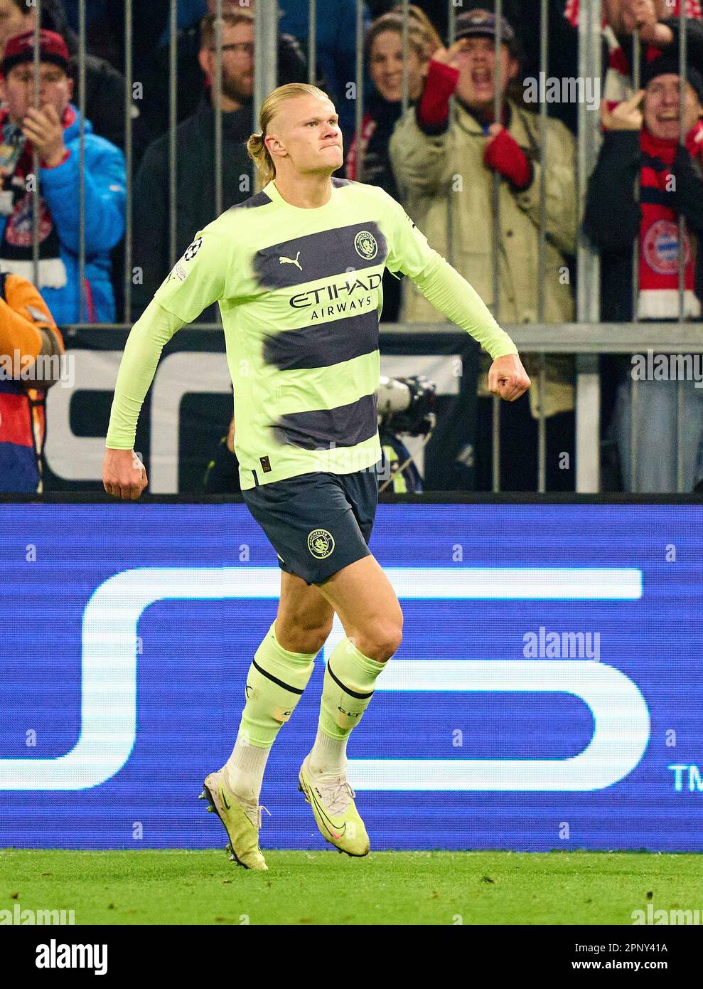 Erling Haaland, MANCITY 9 celebra il suo obiettivo, felice, ridere, celebrazione, punteggi, Spara gol , Tor, Treffer, Torschuss, 0-1 contro Yann Sommer, portiere FCB 27 , nella finale di quarto incontro FC BAYERN MUENCHEN - MANCHESTER CITTÀ 1-1 di calcio UEFA Champions League nella stagione 2022/2023 a Monaco, 19 aprile 2023. Viertelfinale Rückspiel, FCB © Peter Schatz / Alamy Live News Foto Stock