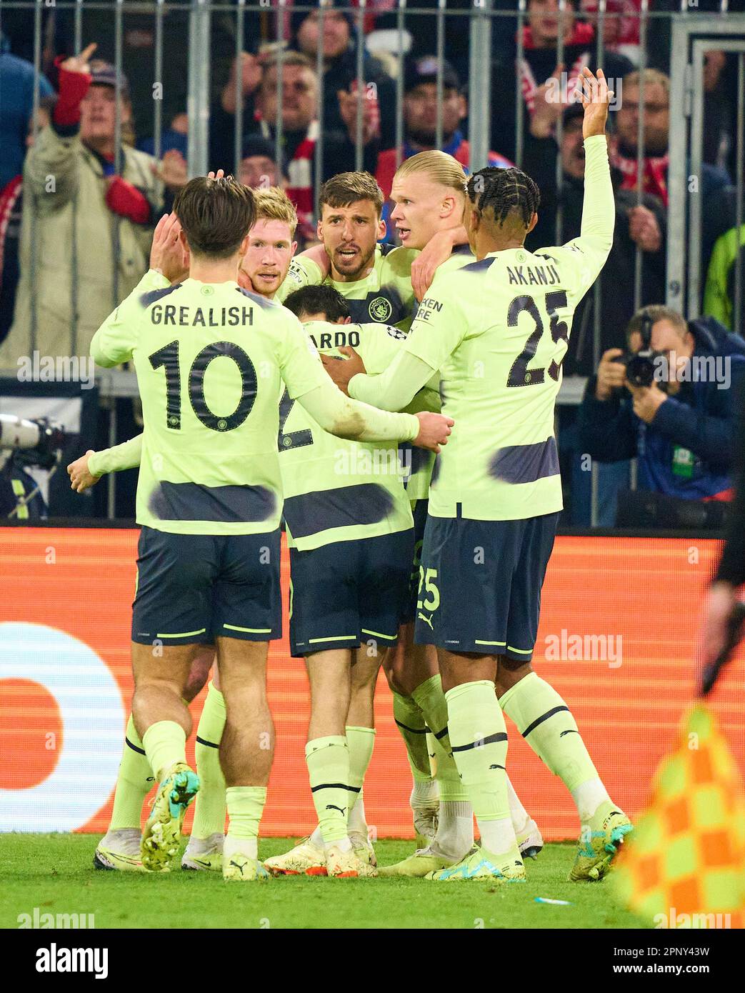 Erling Haaland, MANCITY 9 celebra il suo obiettivo, felice, ridere, celebrazione, punteggi, Spara gol , Tor, Treffer, Torschuss, 0-1 contro Yann Sommer, portiere FCB 27 , nella finale di quarto incontro FC BAYERN MUENCHEN - MANCHESTER CITTÀ 1-1 di calcio UEFA Champions League nella stagione 2022/2023 a Monaco, 19 aprile 2023. Viertelfinale Rückspiel, FCB © Peter Schatz / Alamy Live News Foto Stock