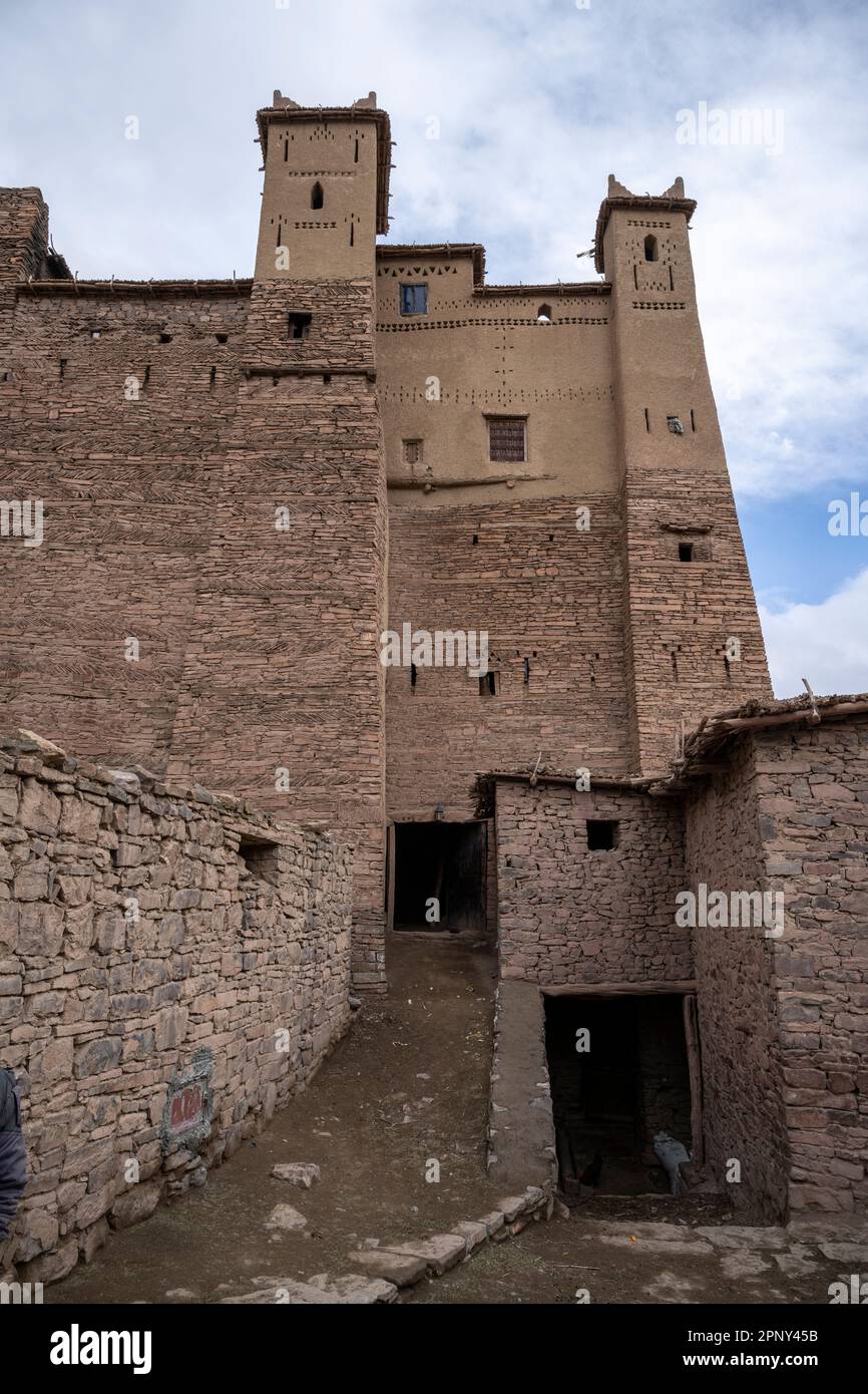 Tipico Ksar, o castello feudale costruito di adobe, nel villaggio di Zaouiat Ahansal. Foto Stock