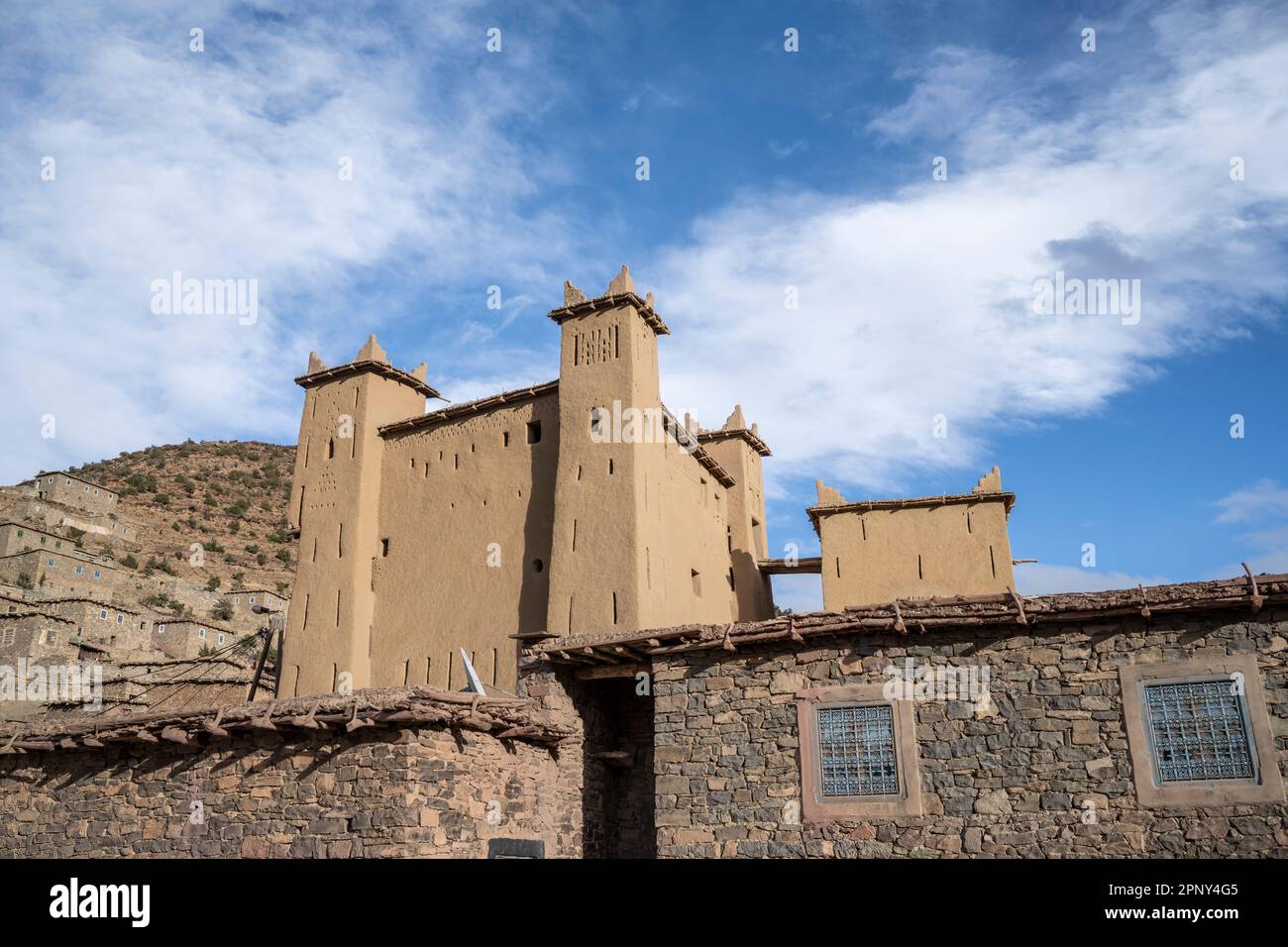Tipico Ksar, o castello feudale costruito di adobe, nel villaggio di Zaouiat Ahansal. Foto Stock