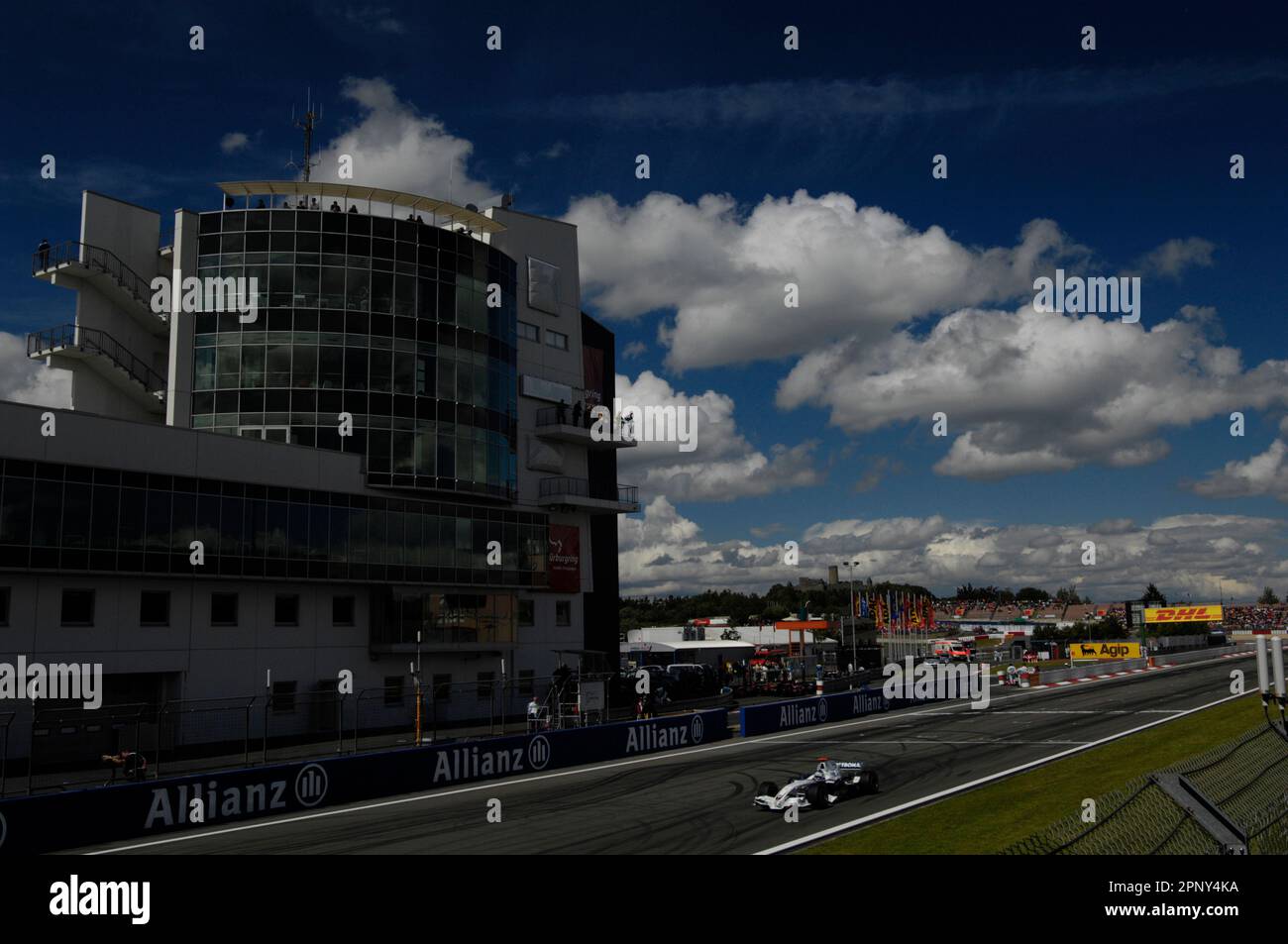 Nick Heidfeld Aktion bei Start und Ziel Sauber BMW vor der Nürburg, Formel 1 Grand Prix von Europa auf dem Nürburgring 22.7.2007 Foto Stock