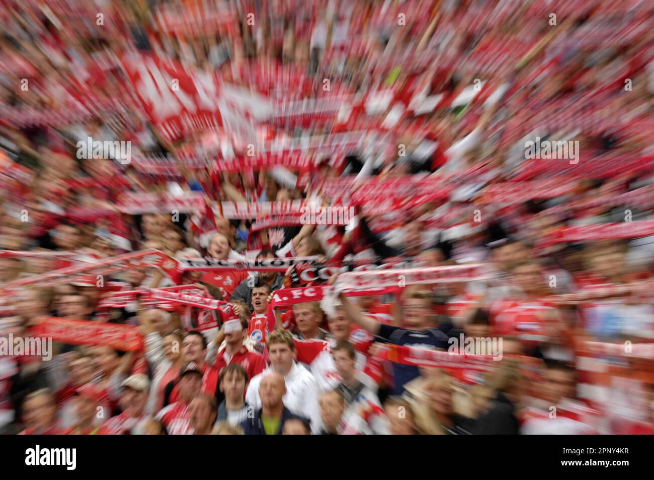 Kölner fans mit Fanschals singen auf der Tribüne Fußball Bundesliga Testspiel 1.FC Köln - FC Bayern München 3:1, 31.7.2007 Foto Stock