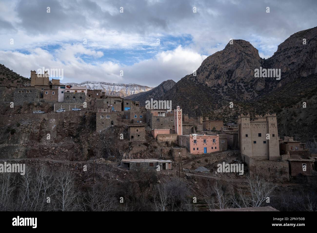 Vista del villaggio di Zaouiat Ahansal con le montagne dell'Atlante sullo sfondo. Foto Stock