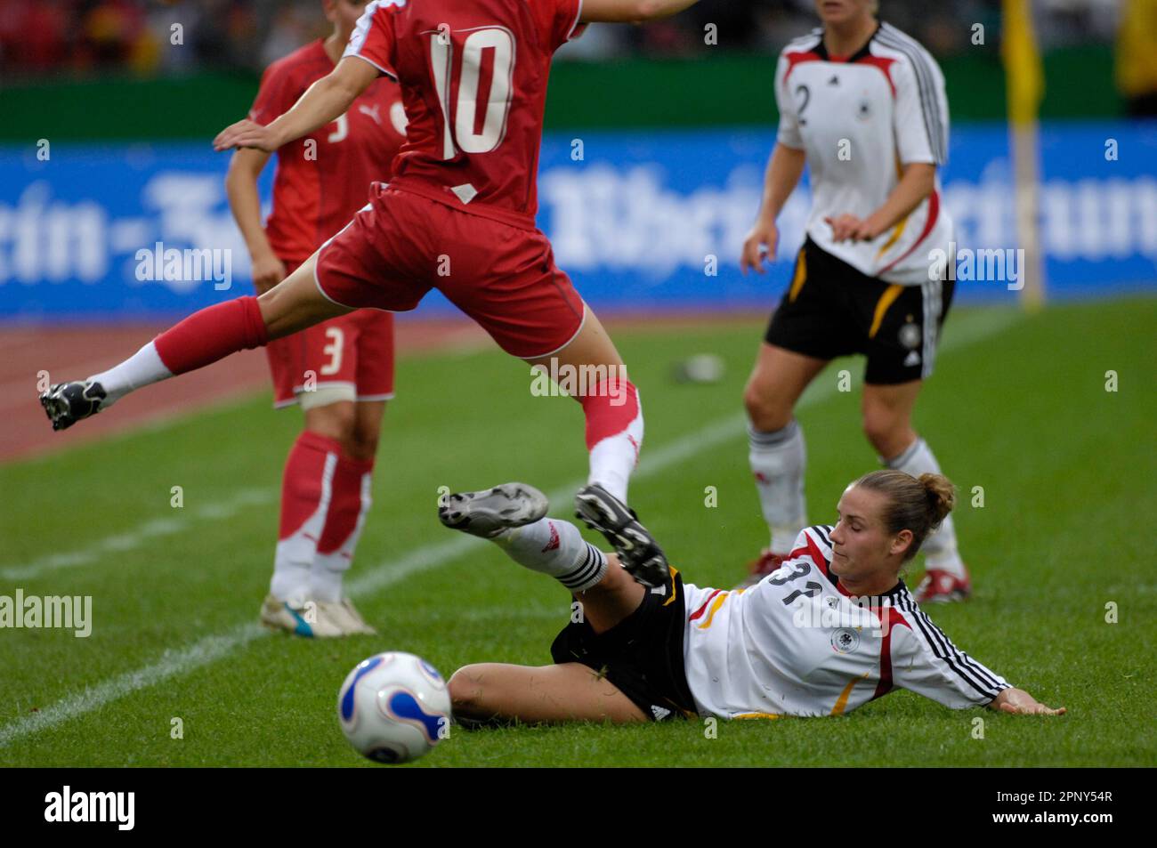 Simone Laudehr, Aktion Fußball EM Qualifikationsspiel Deutschland - Schweiz 7:0, 22.8.2007 in Koblenz, Fußball Frauen Nationalmannschaft Foto Stock