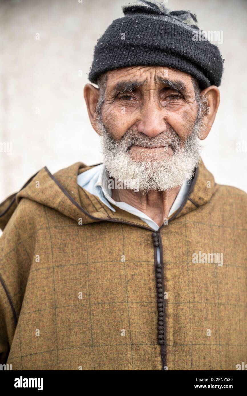 Ritratto di un berbero anziano vestito nella djellaba tradizionale. Foto Stock