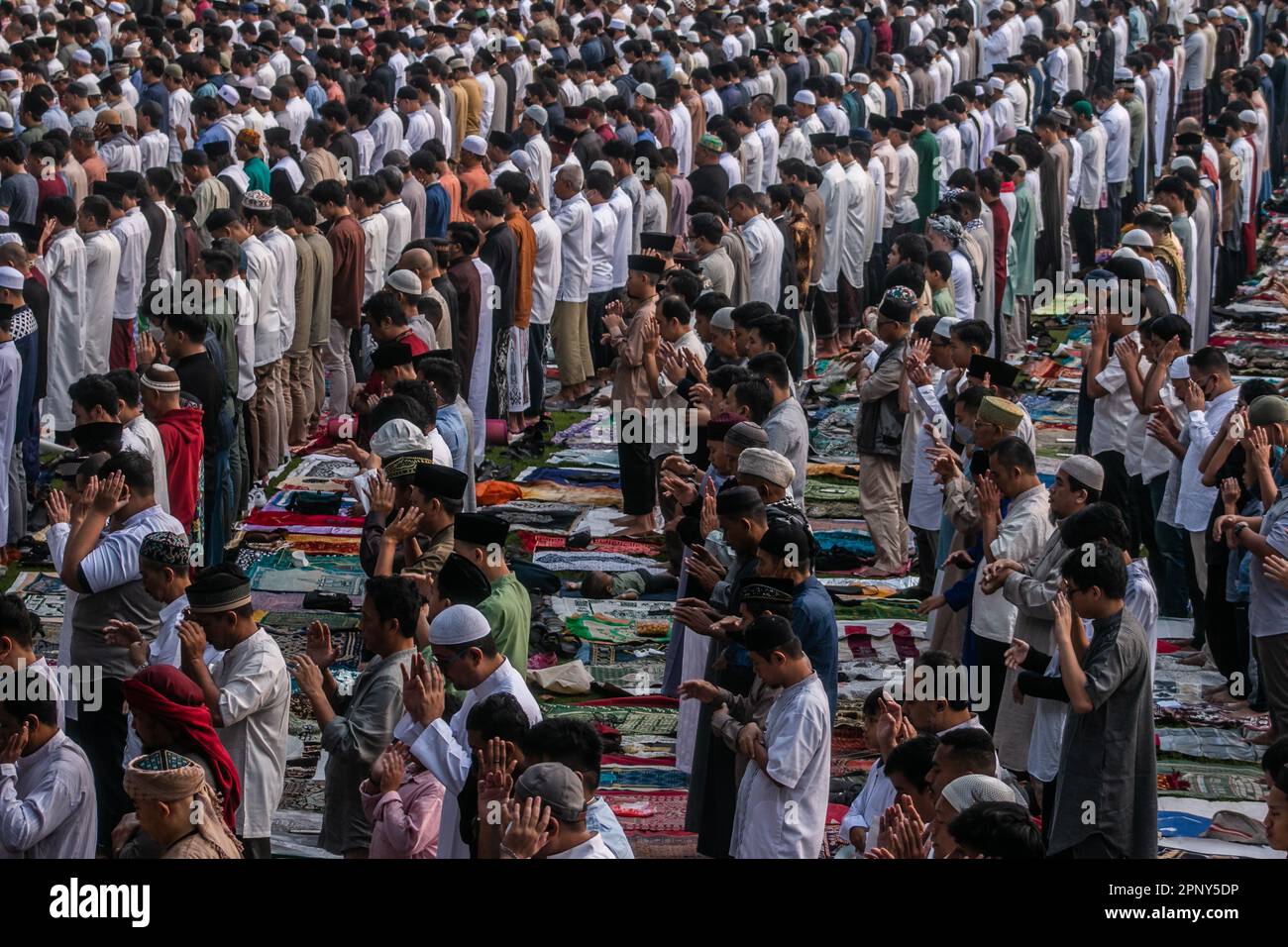 La comunità musulmana effettua la preghiera Eid 1444 H il 21 aprile 2023 a Sempur Field, Bogor, Giava Occidentale, Indonesia Foto Stock