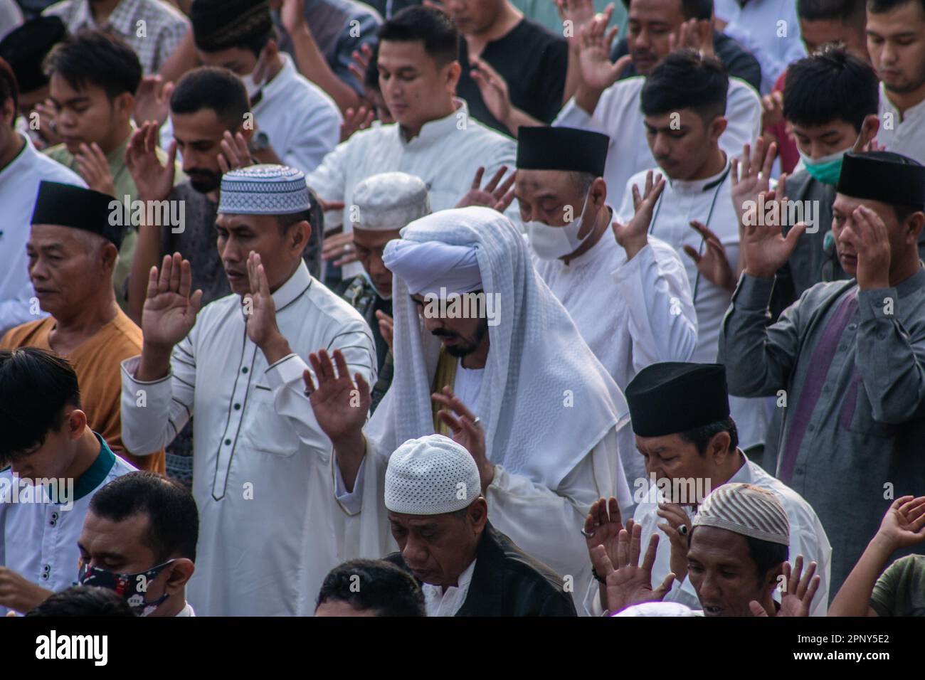La comunità musulmana effettua la preghiera Eid 1444 H il 21 aprile 2023 a Sempur Field, Bogor, Giava Occidentale, Indonesia Foto Stock
