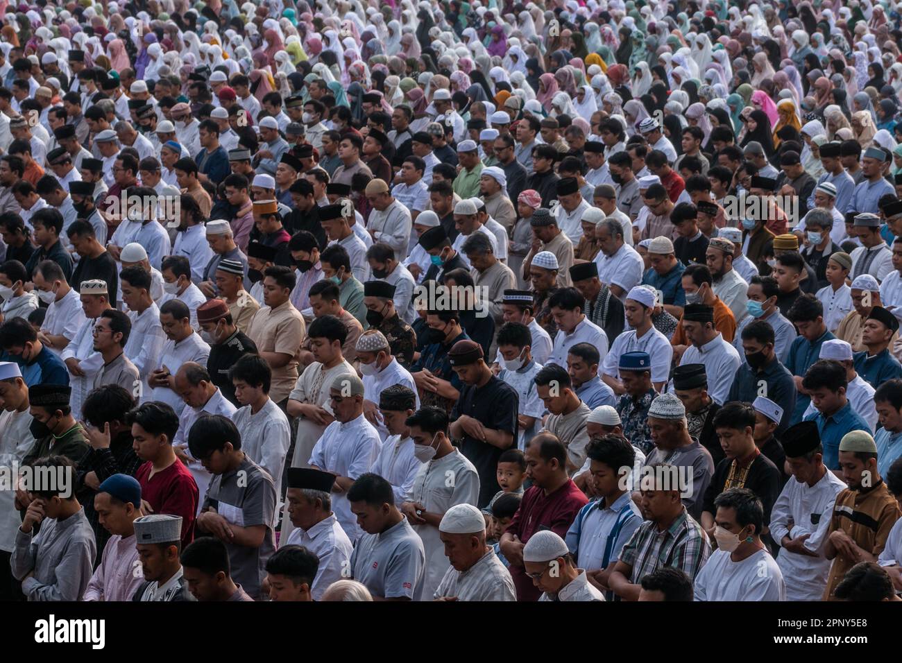 La comunità musulmana effettua la preghiera Eid 1444 H il 21 aprile 2023 a Sempur Field, Bogor, Giava Occidentale, Indonesia Foto Stock