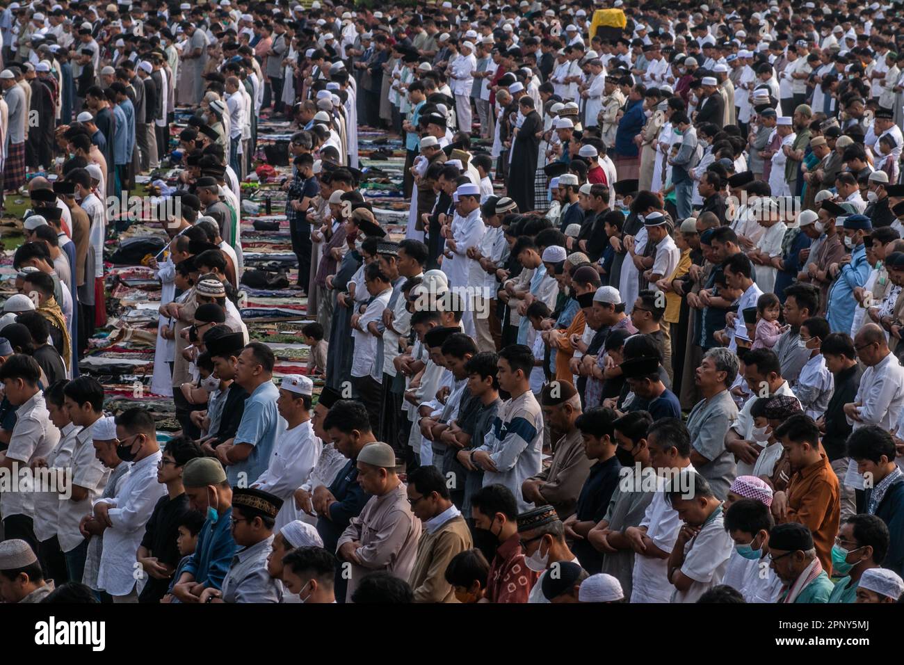 La comunità musulmana effettua la preghiera Eid 1444 H il 21 aprile 2023 a Sempur Field, Bogor, Giava Occidentale, Indonesia Foto Stock