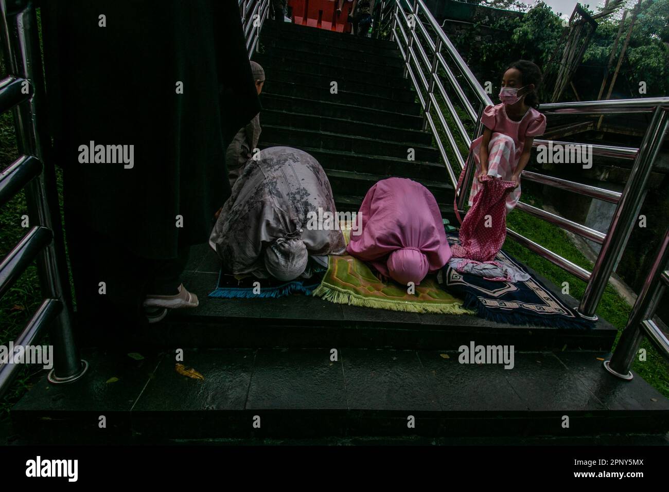 La comunità musulmana effettua la preghiera Eid 1444 H il 21 aprile 2023 a Sempur Field, Bogor, Giava Occidentale, Indonesia Foto Stock
