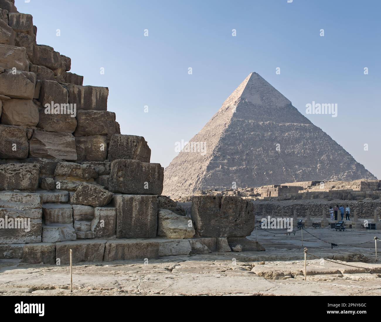 Cairo, Giza - Egitto - 17 marzo 2023: La piramide di Khafre (Chefren) nell'altopiano di Giza. Piramidi storiche dell'Egitto. Foto Stock