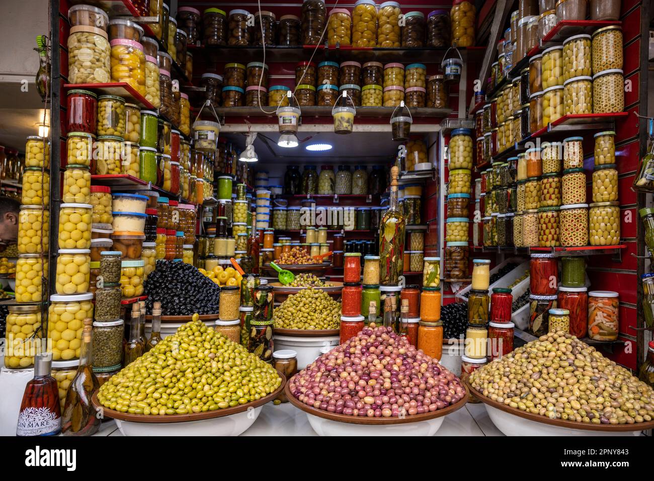 Negozio di olive nella medina di Marrakech. Foto Stock