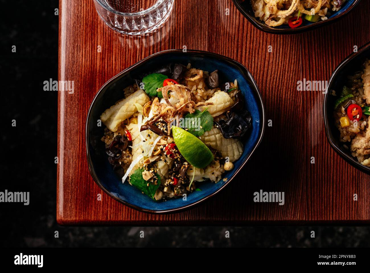 Riso cinese fritto con calamari, verdure ed erbe aromatiche. ristorante Foto Stock